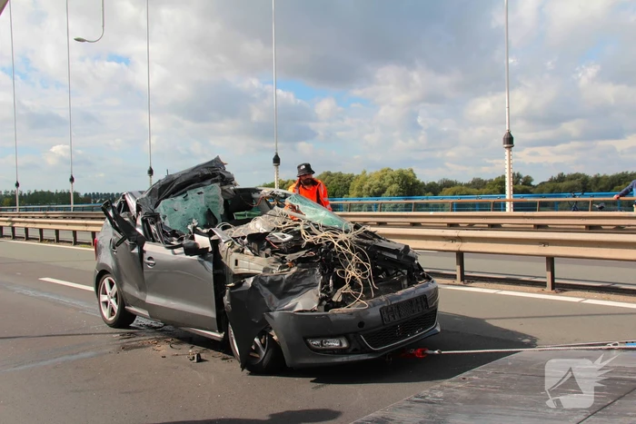 Auto komt onder vrachtwagentrailer terecht, bestuurder (38) ernstig gewond