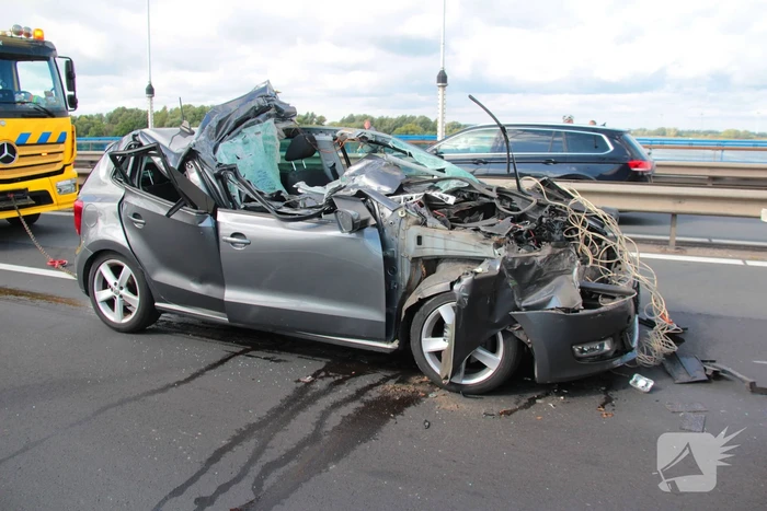 Auto komt onder vrachtwagentrailer terecht, bestuurder (38) ernstig gewond