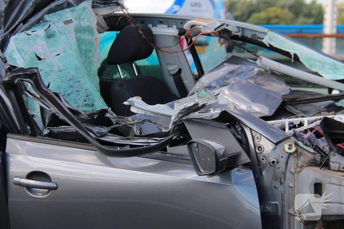 Auto komt onder vrachtwagentrailer terecht, bestuurder (38) ernstig gewond