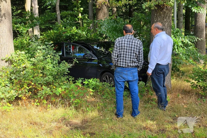 Ongeval les voertuig en personenauto twee voertuigen een eindigt tegen boom