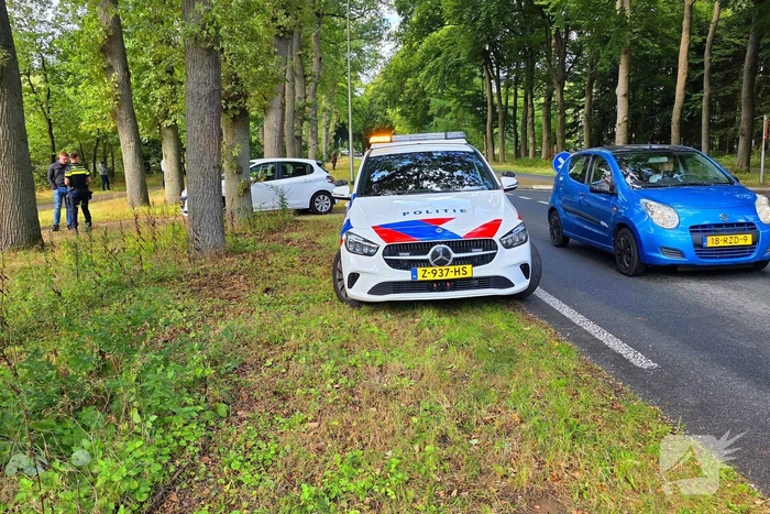 Ongeval les voertuig en personenauto twee voertuigen een eindigt tegen boom