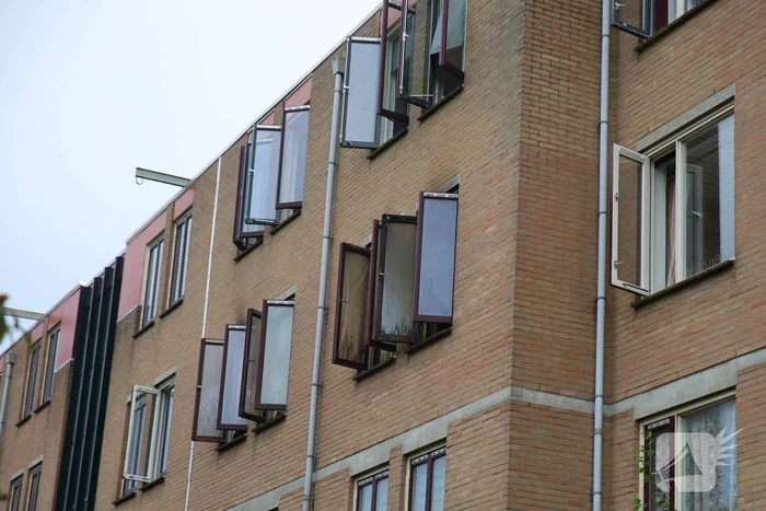 Woningbrand leidt tot ontruimingen en rookinhalatie