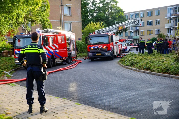 Woningbrand leidt tot ontruimingen en rookinhalatie