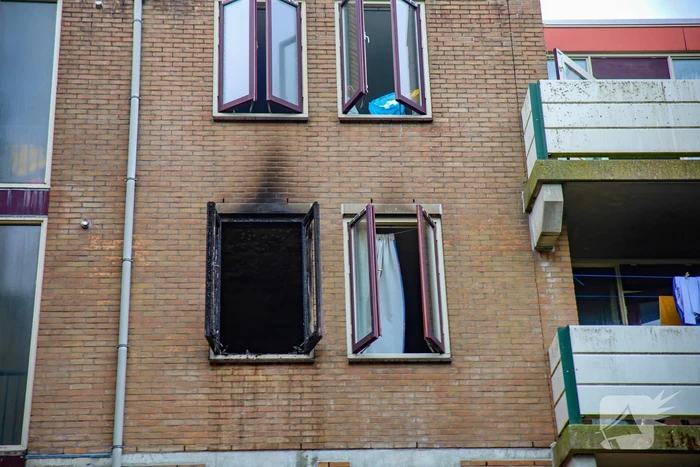 Woningbrand leidt tot ontruimingen en rookinhalatie