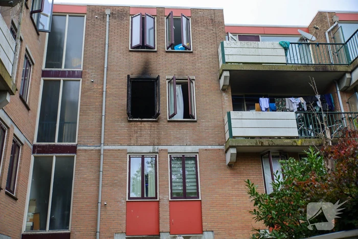 Woningbrand leidt tot ontruimingen en rookinhalatie