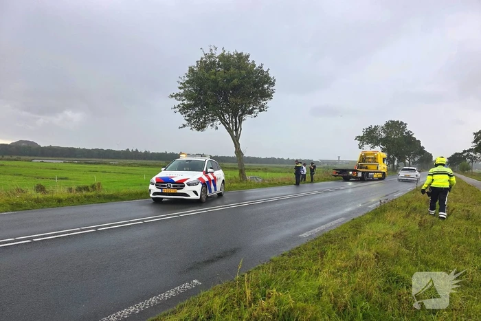 Auto te water na inhaalmanoeuvre