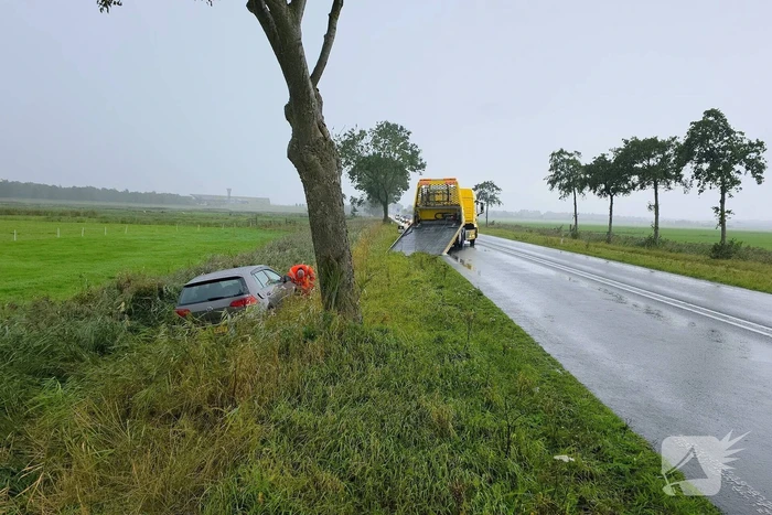 Auto te water na inhaalmanoeuvre