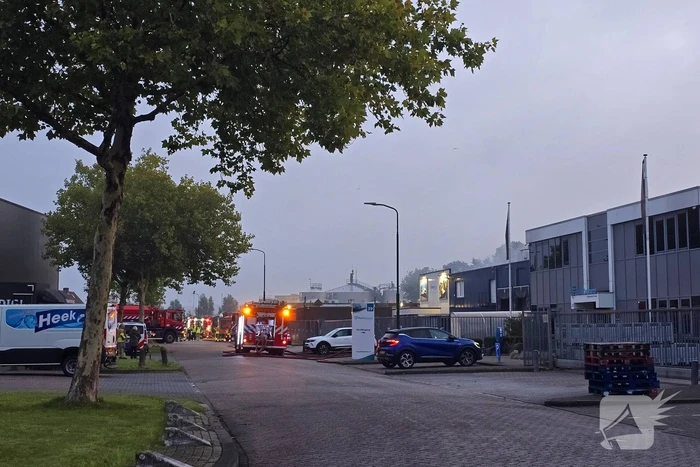 Brand verwoest bestelbus en verkoopwagens