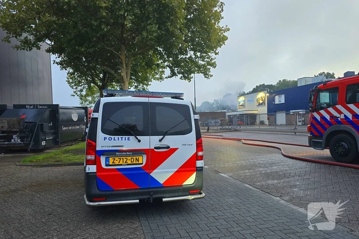 Brand verwoest bestelbus en verkoopwagens