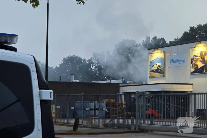 Brand verwoest bestelbus en verkoopwagens