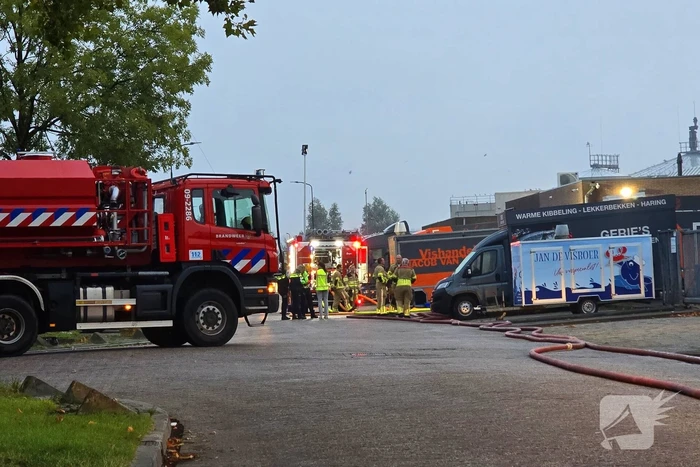 Brand verwoest bestelbus en verkoopwagens
