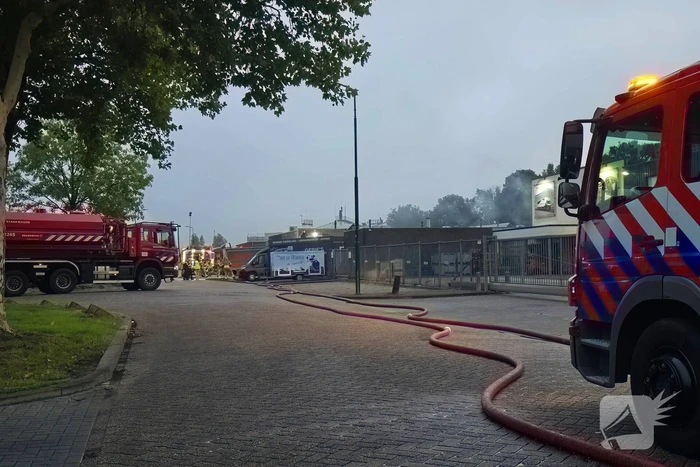 Brand verwoest bestelbus en verkoopwagens