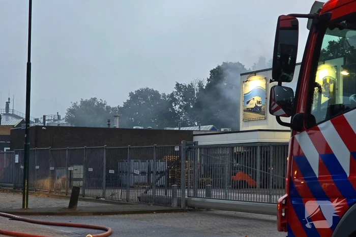 Brand verwoest bestelbus en verkoopwagens