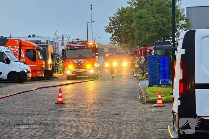 Brand verwoest bestelbus en verkoopwagens