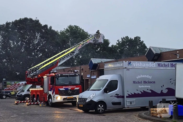 Brand verwoest bestelbus en verkoopwagens