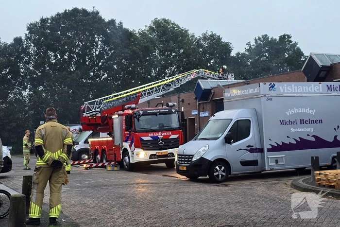 Brand verwoest bestelbus en verkoopwagens