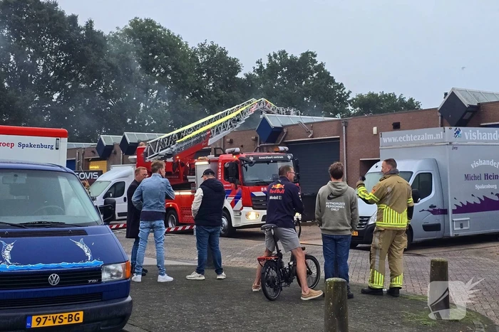 Brand verwoest bestelbus en verkoopwagens