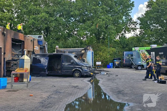 Brand verwoest bestelbus en verkoopwagens