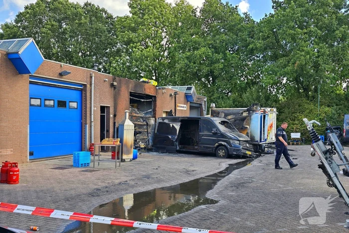 Brand verwoest bestelbus en verkoopwagens