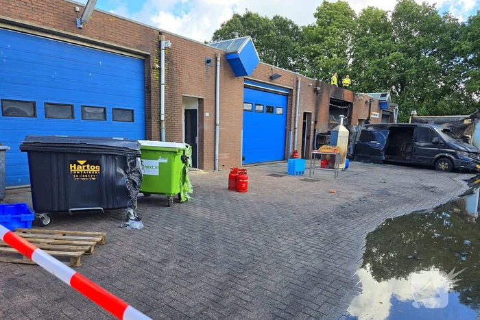 Brand verwoest bestelbus en verkoopwagens