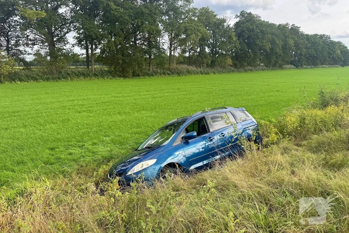 Auto in de sloot na eenzijdig ongeval