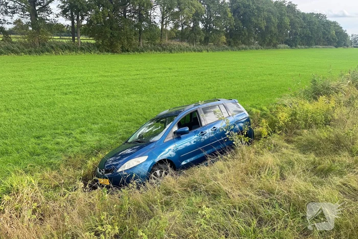 Auto in de sloot na eenzijdig ongeval