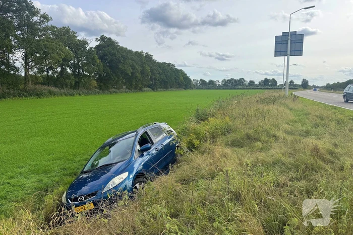 Auto in de sloot na eenzijdig ongeval
