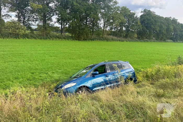 Auto in de sloot na eenzijdig ongeval