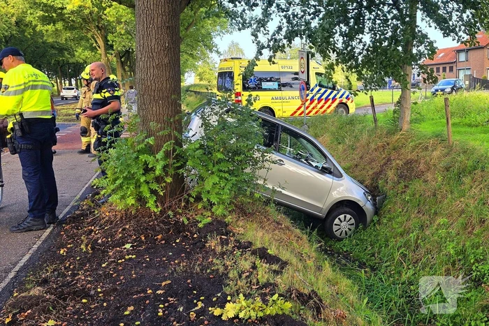 Auto belandt in greppel na ongeval
