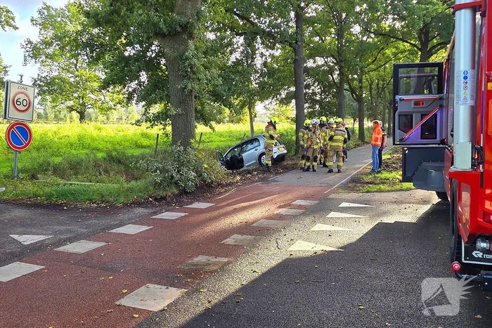 Auto belandt in greppel na ongeval