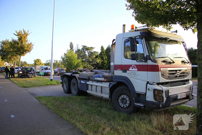 Auto botst achterop stilstaande vrachtwagen