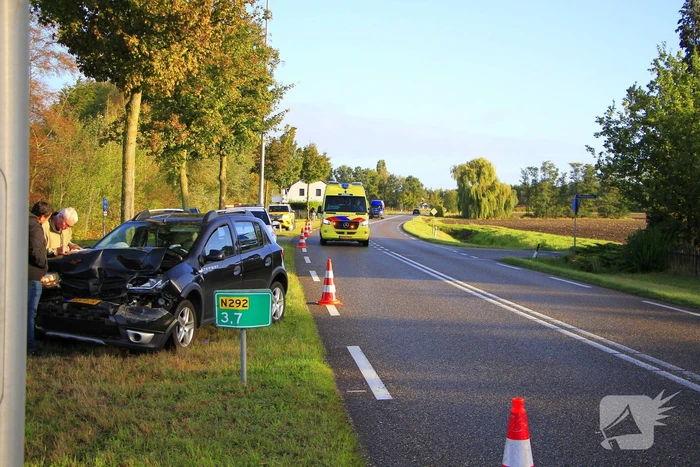 Auto botst achterop stilstaande vrachtwagen