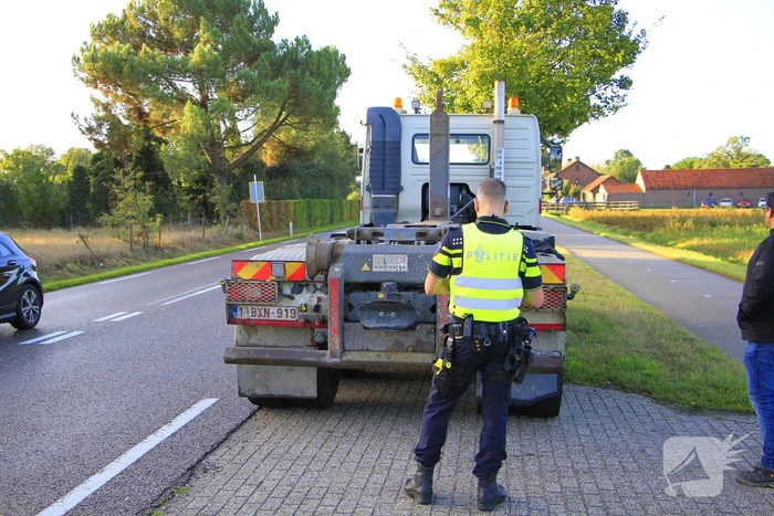 Auto botst achterop stilstaande vrachtwagen