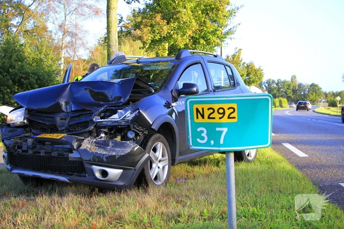 Auto botst achterop stilstaande vrachtwagen