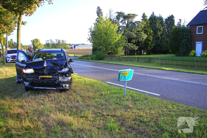 Auto botst achterop stilstaande vrachtwagen