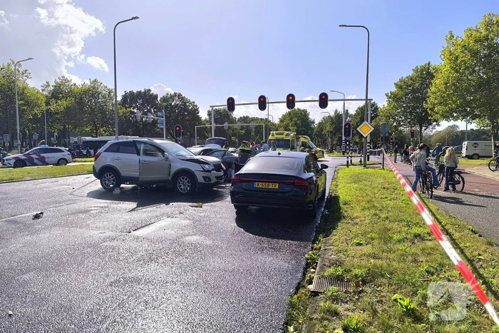 Persoon met handboeien meegenomen