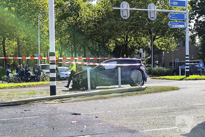 Persoon met handboeien meegenomen