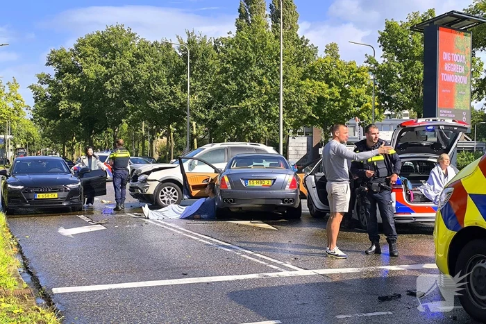 Persoon met handboeien meegenomen