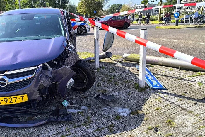 Persoon met handboeien meegenomen