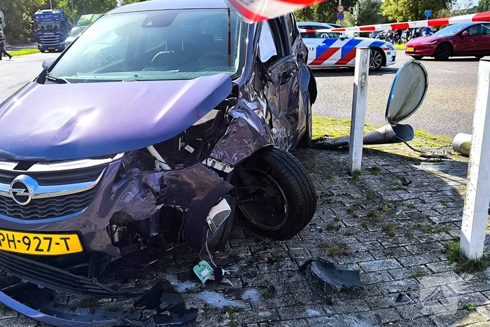 Persoon met handboeien meegenomen