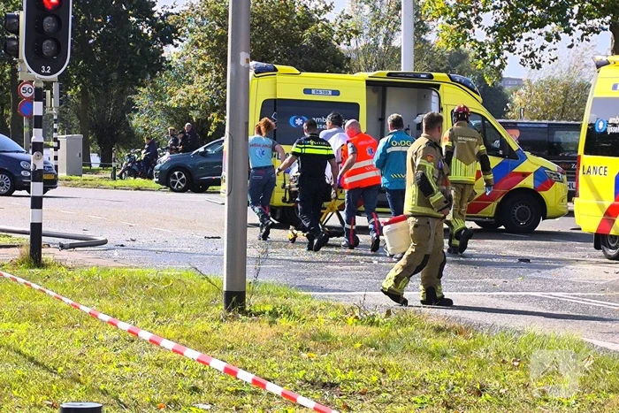 Persoon met handboeien meegenomen