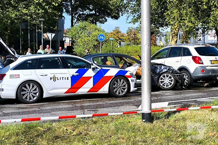 Persoon met handboeien meegenomen