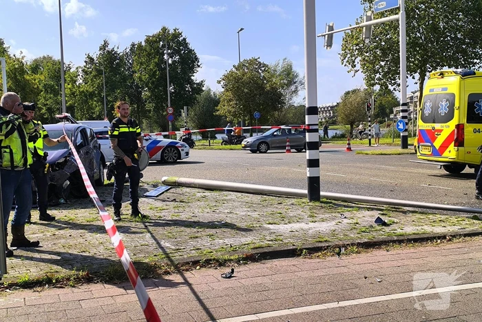 Persoon met handboeien meegenomen