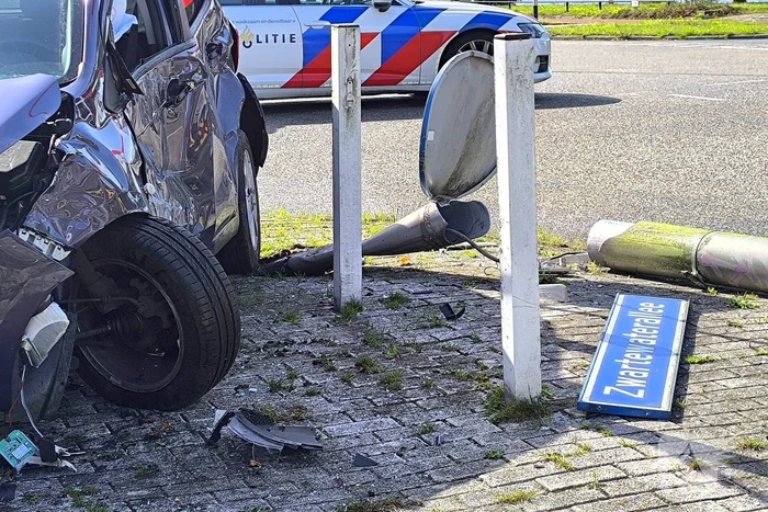 Persoon met handboeien meegenomen