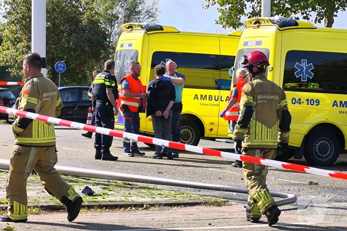Persoon met handboeien meegenomen