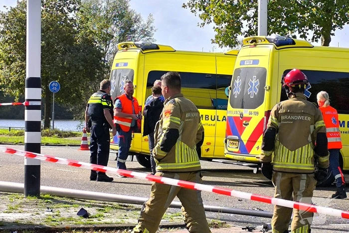 Persoon met handboeien meegenomen