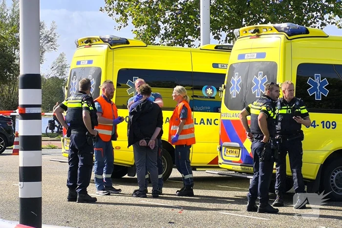 Persoon met handboeien meegenomen
