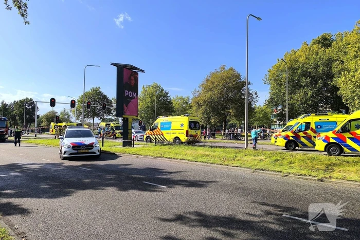 Persoon met handboeien meegenomen