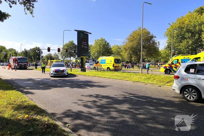 Persoon met handboeien meegenomen