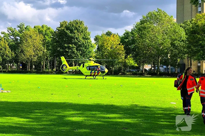 Persoon met handboeien meegenomen